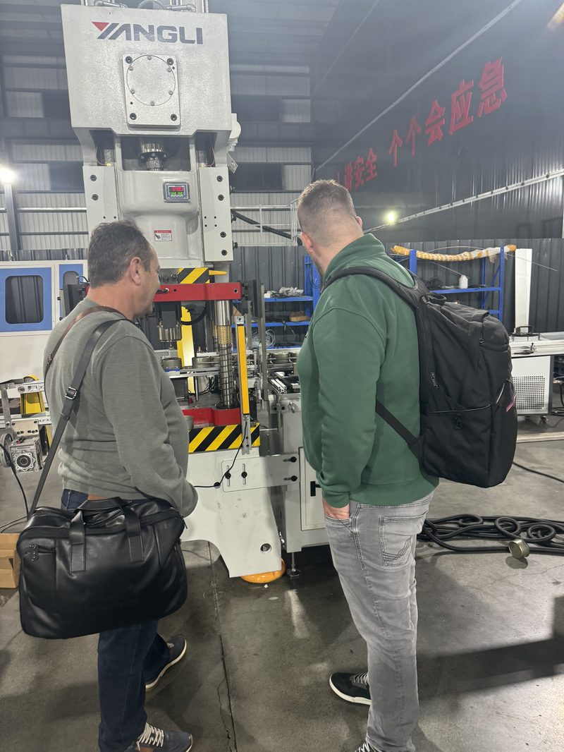 Customer inspecting Yoho equipment in Shanghai factory